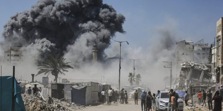 Ο ισραηλινός στρατός βομβάρδισε και κατέστρεψε κι άλλη πολυώροφη πολυκατοικία στη Γάζα