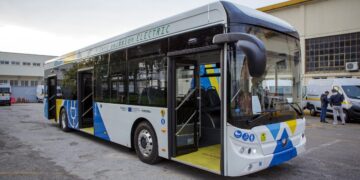 Τροχαίο ατύχημα στη Συγγρού, στην περιοχή του Νέου Κόσμου: Λεωφορείο συγκρούστηκε με γερανό