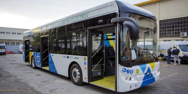 Τροχαίο ατύχημα στη Συγγρού, στην περιοχή του Νέου Κόσμου: Λεωφορείο συγκρούστηκε με γερανό