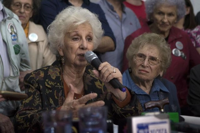 Αργεντινή: Πέθανε η θρυλική Γιαγιά της Πλατείας Μαΐου, Ρόσα Ροϊσινμπλί, σε ηλικία 106 ετών