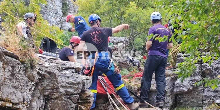 Ολοκληρώθηκε η επιχείρηση ανάσυρσης της σορού της γυναίκας που είχε πέσει σε χαράδρα στο δήμο Ζαγορίου