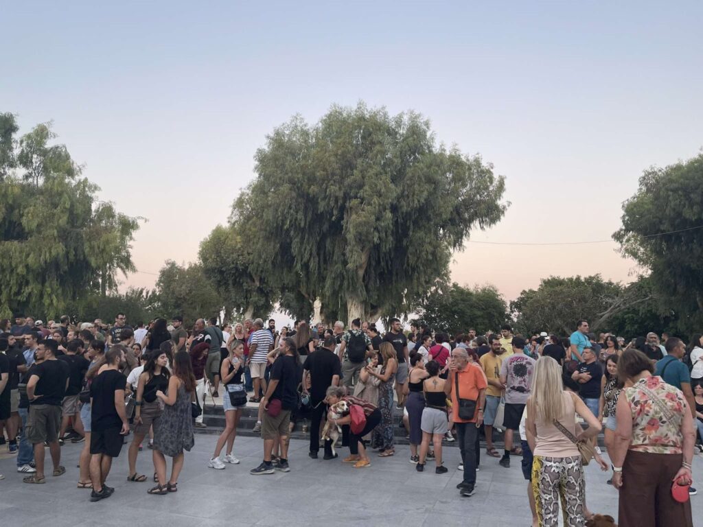Ηράκλειο: Μεγάλο πλήθος κόσμου σε συγκέντρωση στη πλατεία Ελευθερίας για τα Τέμπη