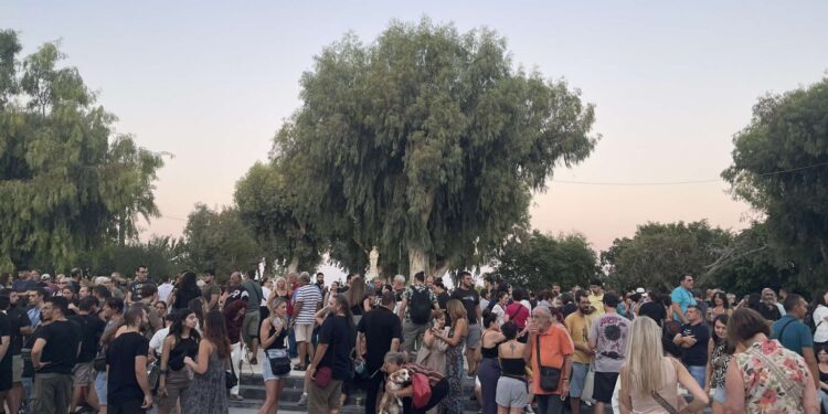 Ηράκλειο: Μεγάλο πλήθος κόσμου σε συγκέντρωση στη πλατεία Ελευθερίας για τα Τέμπη