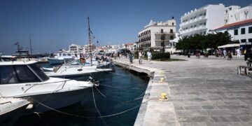 Τήνος: Συνελήφθη 42χρονος Αλβανός που χτύπησε το 4χρονο παιδί του στο λιμάνι