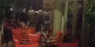 Αστυνομική βία στα Εξάρχεια: Άνδρες των ΜΑΤ πέταξαν δακρυγόνο σε κατάστημα με κόσμο