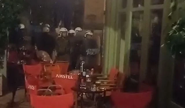 Αστυνομική βία στα Εξάρχεια: Άνδρες των ΜΑΤ πέταξαν δακρυγόνο σε κατάστημα με κόσμο
