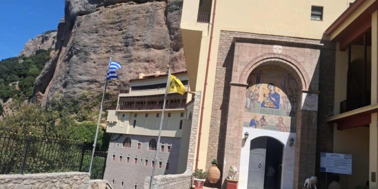 Συνελήφθη ηγούμενος Μονής στα Καλάβρυτα – Ήταν έτοιμος να πουλήσει βυζαντινές εικόνες και ευαγγέλια