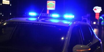 Σπάνιο ατύχημα στην Καλλιθέα – Όχημα έπεσε από αυτοκινητάμαξα - Δυσχέρειες στην κυκλοφορία