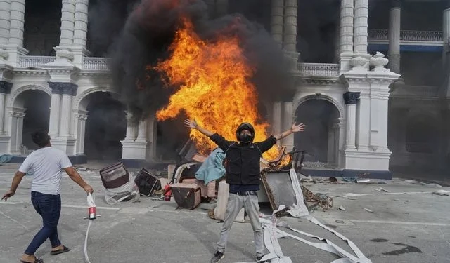 Ταραχές στο Νεπάλ: Πυρπόλησαν το σπίτι του πρώην πρωθυπουργού - Στο νοσοκομείο η σύζυγός του