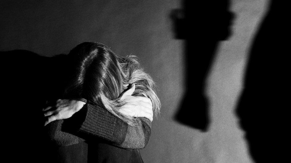 Στρατιωτικός γιατρός κακοποιούσε τις συντρόφους του