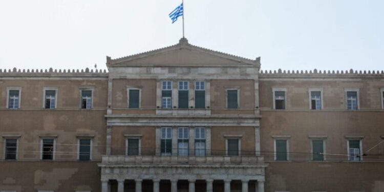 Βουλή: Συμπληρωματική δικογραφία κατά Τριαντόπουλου για τα Τέμπη