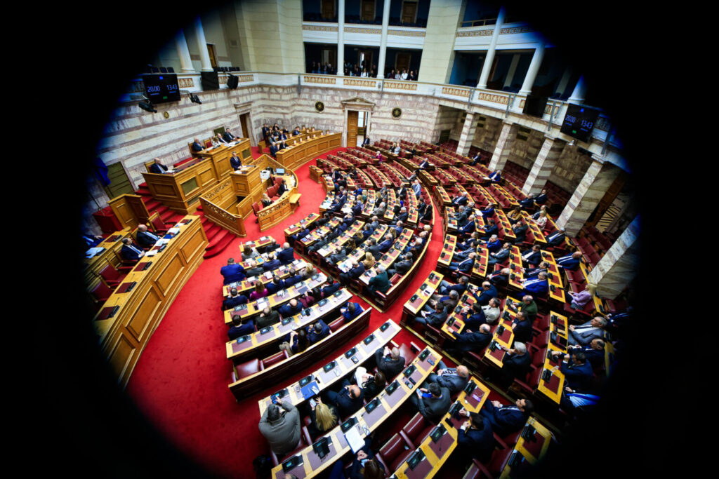 Βουλή: Έντονη αντιπαράθεση για το νομοσχέδιο κοινωνικής κατοικίας και για τις εξαγγελίες στη ΔΕΘ – Για «ρεσιτάλ υποκρισίας» μιλάει η αντιπολίτευση