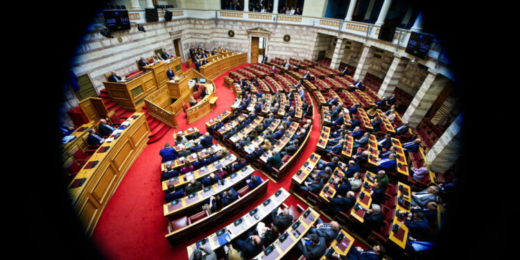 Βουλή: Έντονη αντιπαράθεση για το νομοσχέδιο κοινωνικής κατοικίας και για τις εξαγγελίες στη ΔΕΘ – Για «ρεσιτάλ υποκρισίας» μιλάει η αντιπολίτευση