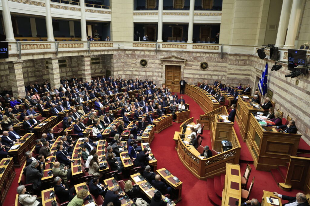 Ψηφίστηκε στη Βουλή κατά πλειοψηφία το νομοσχέδιο για την κοινωνική αντιπαροχή και την ισόβια τριτεκνική ιδιότητα