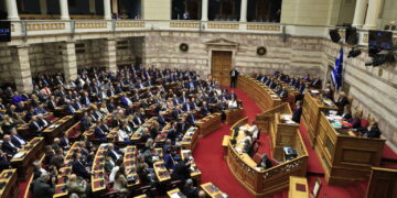 Ψηφίστηκε στη Βουλή κατά πλειοψηφία το νομοσχέδιο για την κοινωνική αντιπαροχή και την ισόβια τριτεκνική ιδιότητα