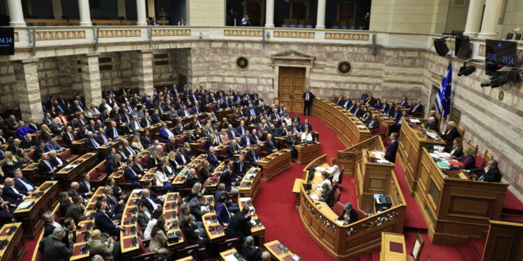 Ψηφίστηκε στη Βουλή κατά πλειοψηφία το νομοσχέδιο για την κοινωνική αντιπαροχή και την ισόβια τριτεκνική ιδιότητα