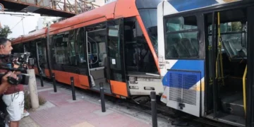 Σοβαρό τροχαίο στον Πειραιά: Τραμ συγκρούστηκε με Λεωφορείο – 30 άτομα τραυματίστηκαν ελαφρά