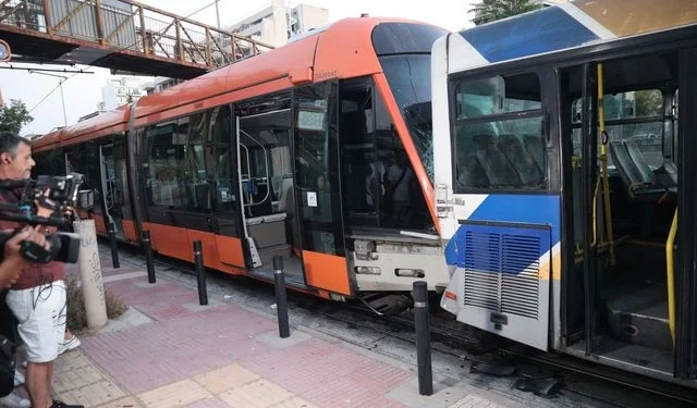 Σοβαρό τροχαίο στον Πειραιά: Τραμ συγκρούστηκε με Λεωφορείο – 30 άτομα τραυματίστηκαν ελαφρά