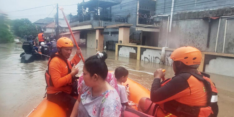 Σφοδρές πλημμύρες κατέστρεψαν ολόκληρα χωριά στην Ινδονησία – 15 νεκροί και 10 αγνοούμενοι μέχρι τώρα