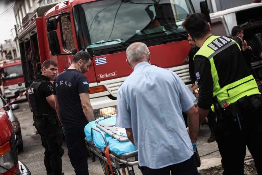Δύο νεκροί σε σοβαρό τροχαίο στη νέα εθνική οδό Κορίνθου Πατρών: Αυτοκίνητο τυλίχθηκε στις φλόγες, απανθρακώθηκε η οδηγός – Πέθανε τελικά και ένας από τους τραυματίες