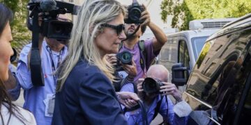 ΗΠΑ: Ποινή φυλάκισης 4,5 ετών για τη σύζυγο του πρώην γερουσιαστή Μπομπ Μενέντεζ