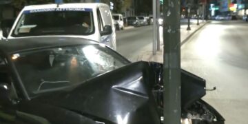 Κάτω Πατήσια: Ι.Χ. έπεσε σε κολώνα φωτισμού – Μία γυναίκα τραυματίας