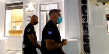 Συνελήφθη 49χρονος αλλοδαπός διαρρήκτης στη Μύκονο – Άρπαξε μέχρι και τις βέρες επιχειρηματία πριν από τον γάμο