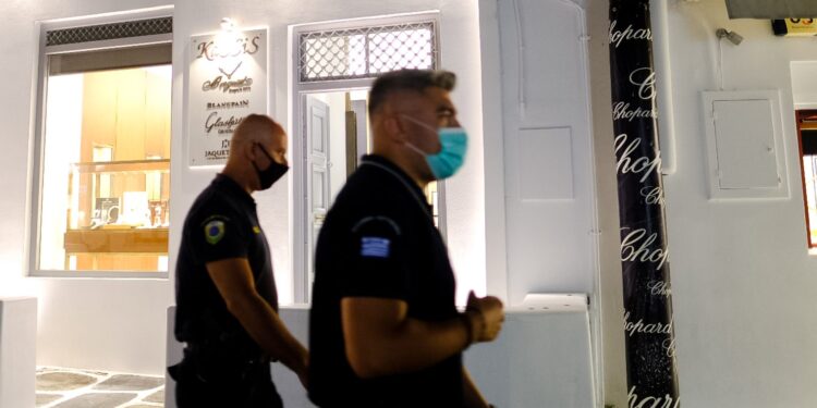 Συνελήφθη 49χρονος αλλοδαπός διαρρήκτης στη Μύκονο – Άρπαξε μέχρι και τις βέρες επιχειρηματία πριν από τον γάμο