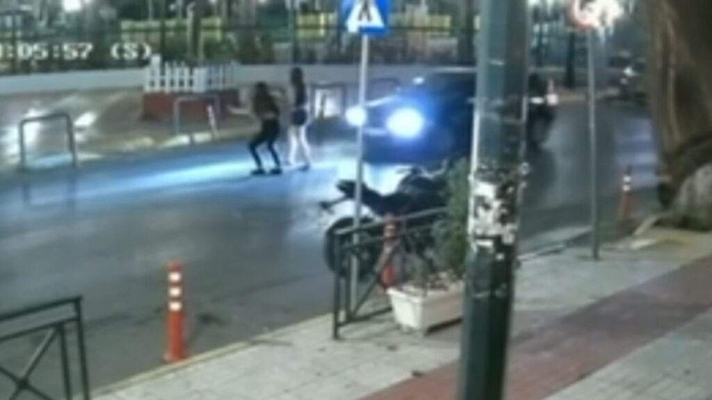 Τροχαίο στα Καμίνια: Οδηγός παρέσυρε με το αυτοκίνητό του 16χρονη σε διάβαση πεζών και την εγκατέλειψε