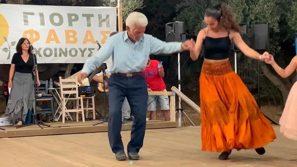 Σχοινούσα: Πέθανε ο 92χρονος Γιώργος Κωβαίος που έγινε γνωστός για τον χορό με την εγγονή του σε τοπικές γιορτές