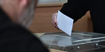 Δημοσκόπηση Metron Analysis: Σταθερά μπροστά με 21,8% η ΝΔ – Δεύτερο το ΠΑΣΟΚ με 10,5%