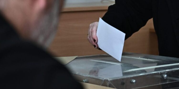 Δημοσκόπηση Metron Analysis: Σταθερά μπροστά με 21,8% η ΝΔ – Δεύτερο το ΠΑΣΟΚ με 10,5%