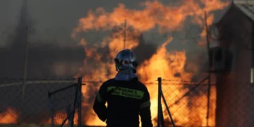 Μενίδι: Φωτιά σε βιομηχανία με ξυλεία - Μήνυμα από το 112 για τοξικούς καπνούς 