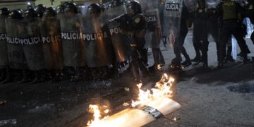 Ταραχές στο Περού: Συγκρούσεις μεταξύ αστυνομικών και διαδηλωτών στη Λίμα - Τουλάχιστον 18 τραυματίες