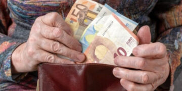 Έρχεται το επίδομα 250 ευρώ σε 1,4 εκατ. συνταξιούχους – Πότε και σε ποιους θα καταβληθούν τα χρήματα