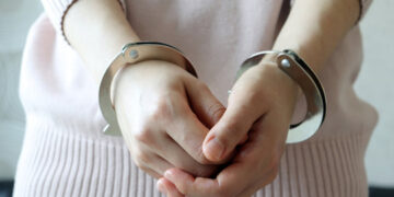 Θεσσαλονίκη: Μητέρα κατηγορείται ότι εγκατέλειψε μόνα τα τρία παιδιά της