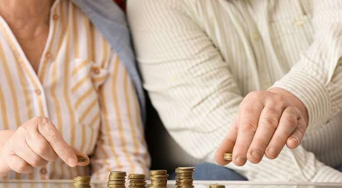 Μαζική έξοδος στη σύνταξη: Ο φόβος αύξησης ορίων ηλικίας «φουσκώνει» τις αιτήσεις