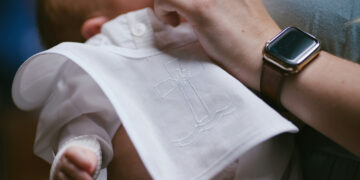 Βαπτιστικός σταυρός και μυθιστορήματα: η δύναμη του συμβολισμού