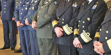 Ένστολοι: Πώς φτάνουν να κερδίζουν έως και δύο μισθούς παραπάνω τον χρόνο