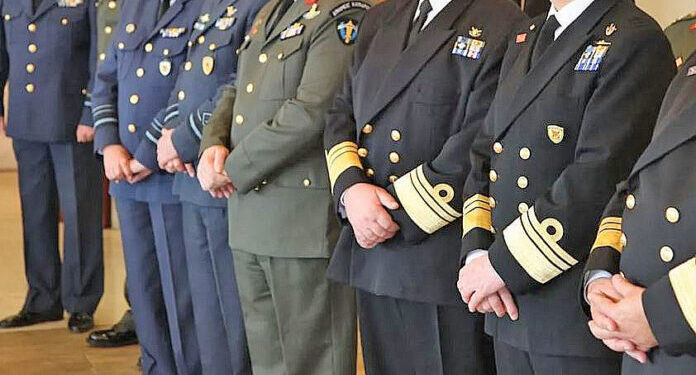 Ένστολοι: Πώς φτάνουν να κερδίζουν έως και δύο μισθούς παραπάνω τον χρόνο