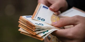 Έκτακτο βοήθημα 250 ευρώ: Ποιοι μένουν εκτός