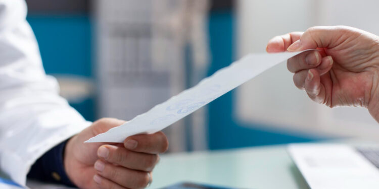 Πώς να δείτε το ιστορικό συνταγογραφήσεων για τα παιδιά ή τους γονείς σας με εξουσιοδότηση