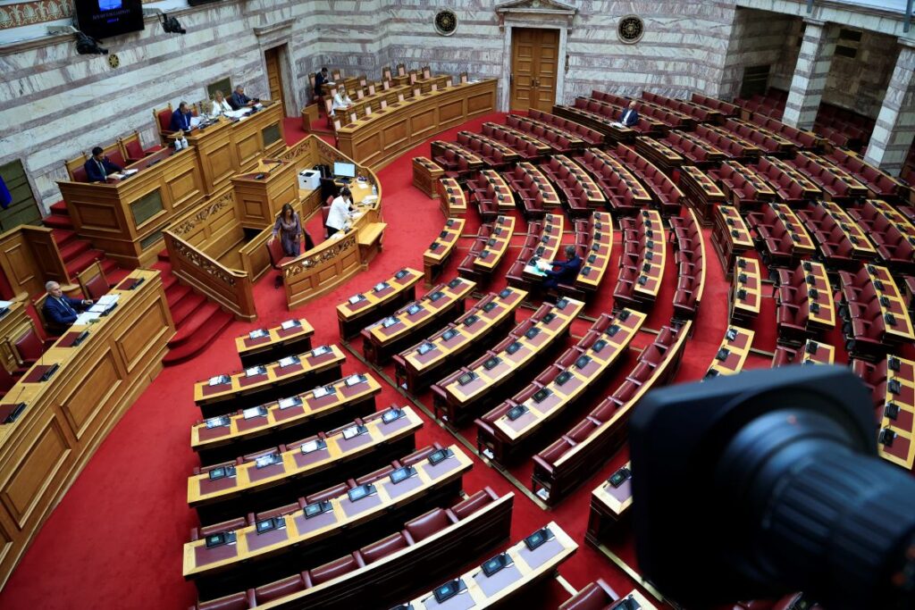 Βουλή: Έντονη αντιπαράθεση κυβέρνησης - αντιπολίτευσης για το εργασιακό νομοσχέδιο