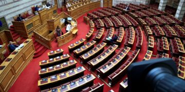 Βουλή: Έντονη αντιπαράθεση κυβέρνησης - αντιπολίτευσης για το εργασιακό νομοσχέδιο