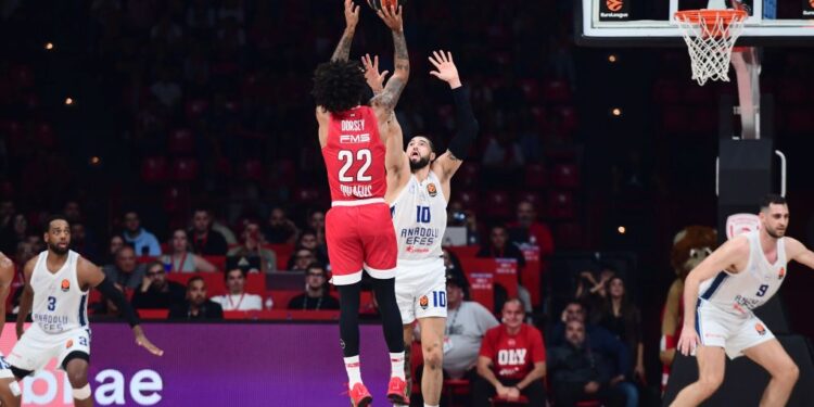 Euroleague: Ο Ολυμπιακός έχασε από την Εφές με 82-78 στο ΣΕΦ