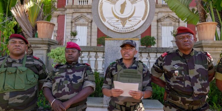 Στρατιωτικό πραξικόπημα κατά του Προέδρου Ραζοελίνα στη Μαδαγασκάρη: Ο στρατός κατέλαβε την εξουσία