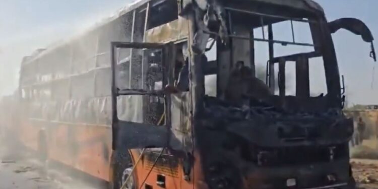 Πολύνεκρο δυστύχημα στην Ινδία με λεωφορείο που έπιασε φωτιά – Τουλάχιστον 20 νεκροί