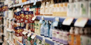 Τάκης Θεοδωρικάκος μετά τη συνάντησή του με τον γενικό διευθυντή της Ένωσης Σούπερ Μάρκετ Ελλάδας, Απόστολο Πεταλά: "Θετική για την κοινωνία η μείωση τιμών σε πάνω από 2.000 προϊόντα"