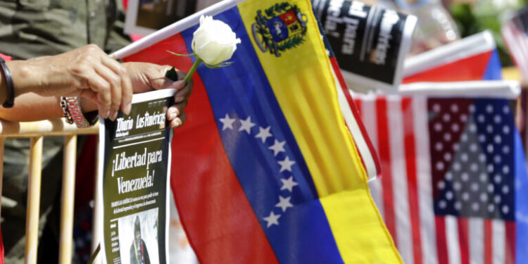 ΗΠΑ: Ο Τραμπ ενέκρινε επιχειρήσεις της CIA και «εξετάζει» χερσαία πλήγματα στη Βενεζουέλα – Για «πραξικοπήματα» κάνει λόγο ο Μαδούρο