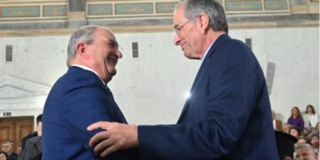 Ο Αντώνης Σαμαράς στην εκδήλωση για την Ψαρούδα-Μπενάκη - Θερμή χειραψία με Καραμανλή